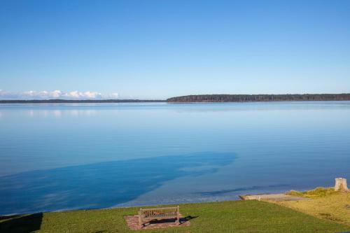 Tranquility Absolute Waterfront - Pet Friendly - 10 Mins To Hyams Beach