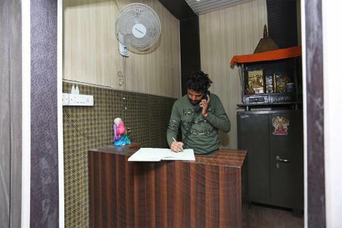 Oyo 28227 Hotel Abhinandan