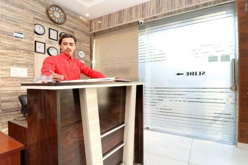 Oyo 28142 Hotel Sharrytel