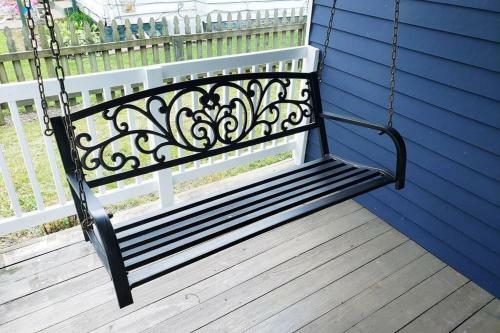 Haven In Harmony. Entire 840sqft Cottage. Sleeps 4