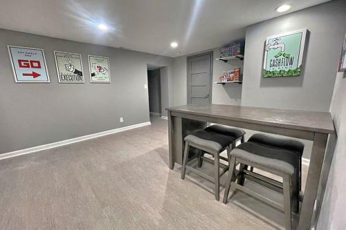 Modern 5br Ranch Home W/ Game Room & Fireplace