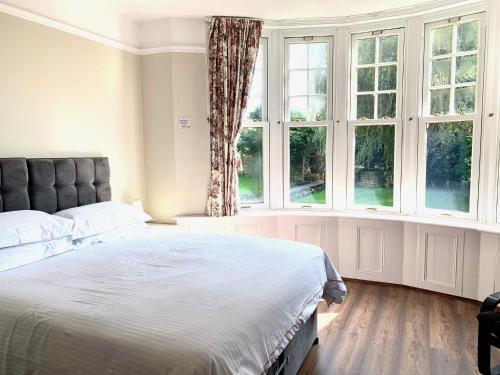 Stunning 6 Bedroom Farmhouse In Hellingly