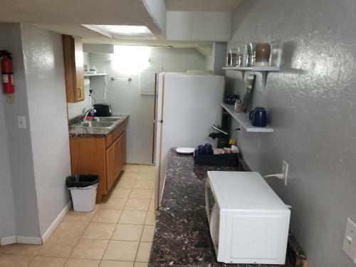 Villa Completebnb Presents Mkt718, Epigrammatic 2br 1 Bath Lower Unit