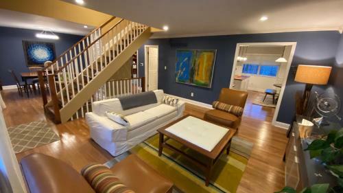 Here It Is! Cool Cape Cod-3 Br-2.5 Bath-12 Guests