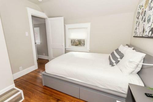Cozy Riverfront Bungalow With Stunning Views