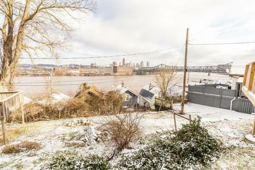 Cozy Riverfront Bungalow With Stunning Views