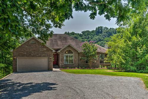 Luxe Lake Cumberland Retreat With Decks On 1 Acre!