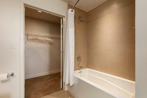Apartamento Elegant 2br Condo With Sky Pool By Cozysuites