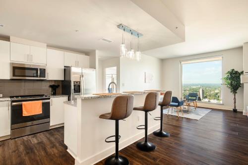 Apartamento Two Luxurious Highrises On The Same Floor By Cozysuites