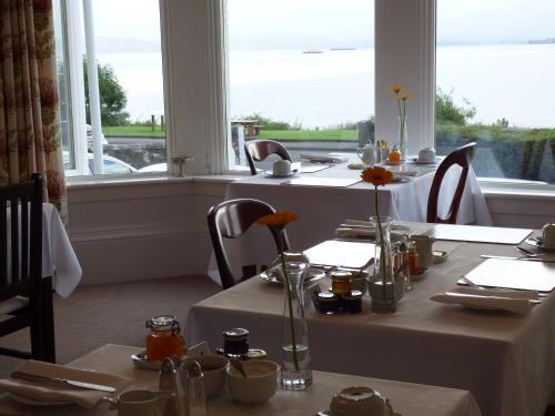 Hostal Douglas Park Guest House
