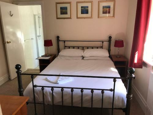 Hostal The Admirals Inn Guest House