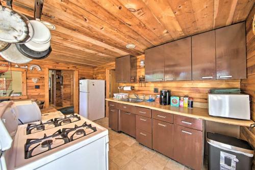 Cozy Cottage On Cat Cove With Wraparound Deck!