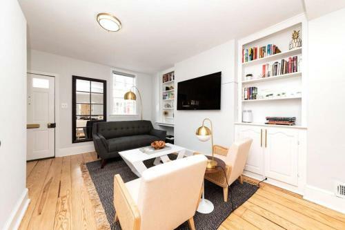 * Midcentury Modern Getaway * Prime Location *