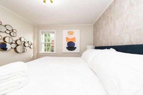 * Midcentury Modern Getaway * Prime Location *