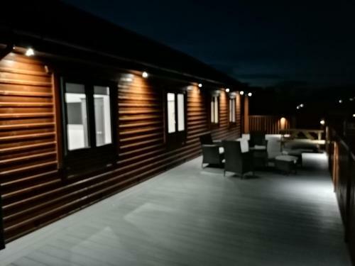 Lovely 3-bed Cabin In Meigh
