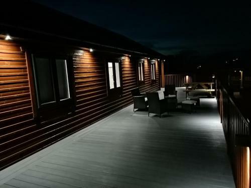 Lovely 3-bed Cabin In Meigh