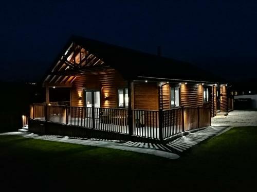 Lovely 3-bed Cabin In Meigh