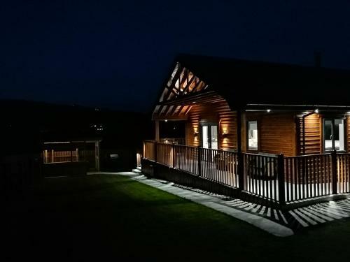 Lovely 3-bed Cabin In Meigh