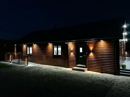 Lovely 3-bed Cabin In Meigh