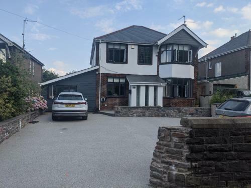 Beautiful Large 4-bed House Close To Celtic Manor