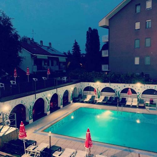Hostal B&B The Sun Swimming & Pool