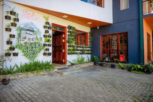 Hotel Mirabe Kandy By Funk Bunk