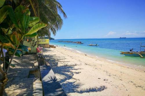 Apartamento One Beachfront Room In Daanbantayan With Stand Fan