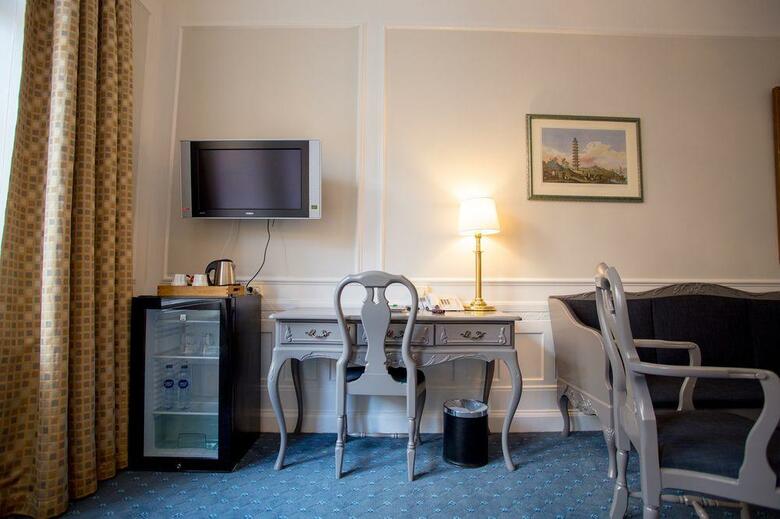 Crystal Plaza Hotel