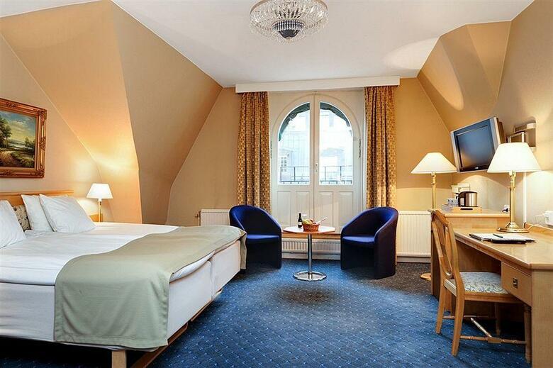 Crystal Plaza Hotel