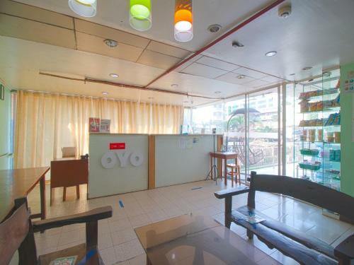 Hotel Vaccinated Staff - Oyo 677 Roseate Pensione