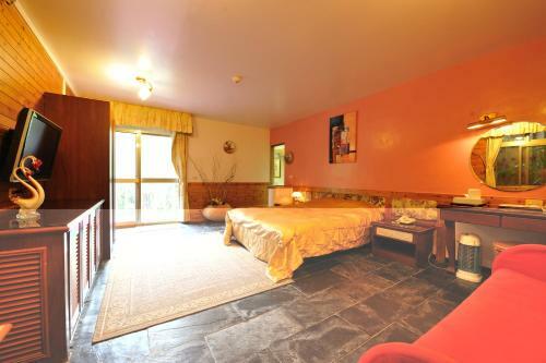 Shinmingshan Holiday Inn
