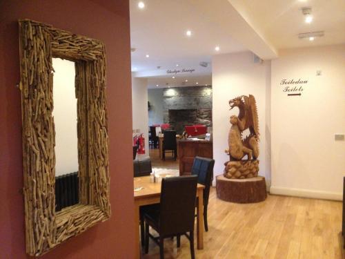 Aberdunant Hall Country Hotel