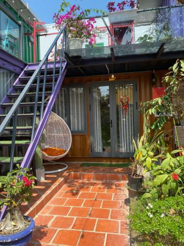 Hostal H Homestay Container Lagi Beach