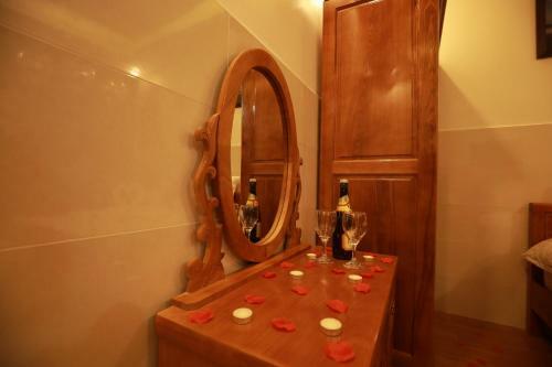 Ves - Pa Luxury Hotel