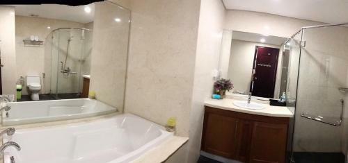 Asahi Luxstay - Royal City Apartment