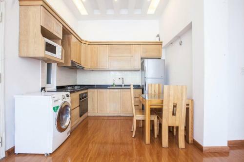 Luxury 2brs Apartment?lakeside?bigbalcony?fullfacilities?hottub