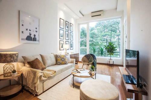 Luxury 2brs Apartment?lakeside?bigbalcony?fullfacilities?hottub