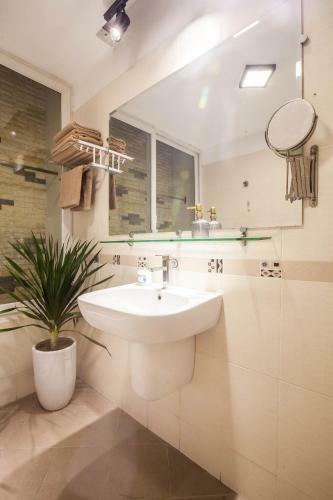 Luxury 2brs Apartment?lakeside?bigbalcony?fullfacilities?hottub