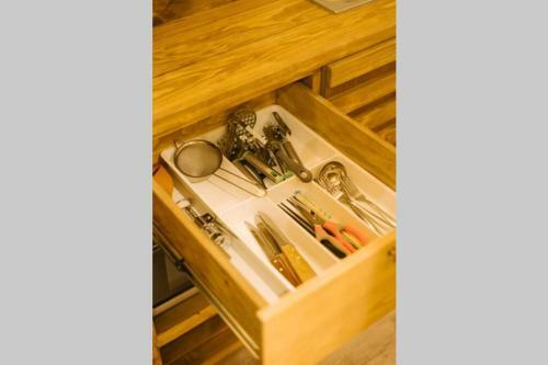 Apartamento Lotushomestayhanoi - Wood & White