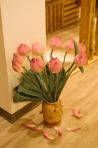 Apartamento Lotushomestayhanoi - Wood & White
