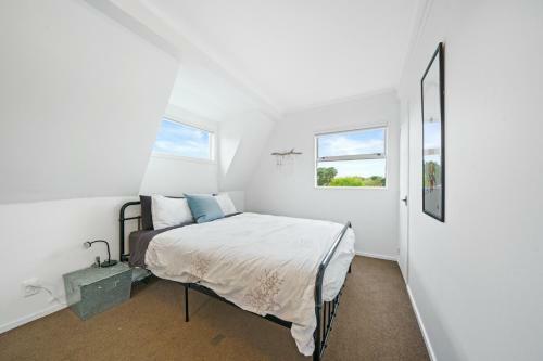 Coastal Treasure - Waikanae Beach Holiday Home