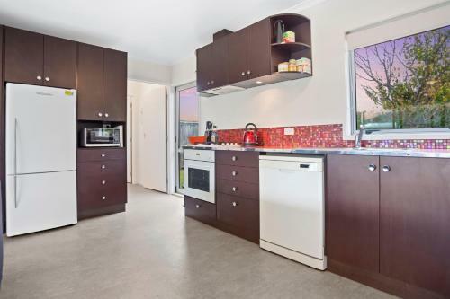 The Bach - Waihi Beach Holiday Home