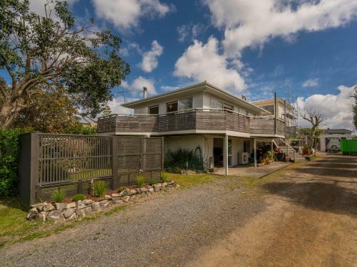 Bach On Pipi - Whangamata Holiday Home