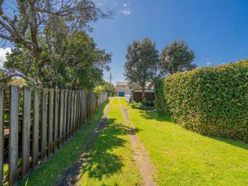 Walk To The Water - Whangamata Holiday Home