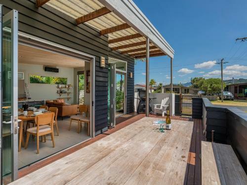 Castaway Bach - Whangamata Holiday Home