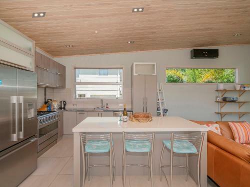 Castaway Bach - Whangamata Holiday Home