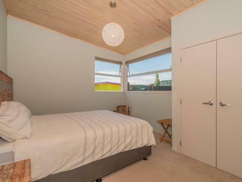 Castaway Bach - Whangamata Holiday Home
