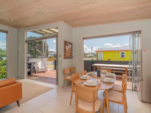 Castaway Bach - Whangamata Holiday Home