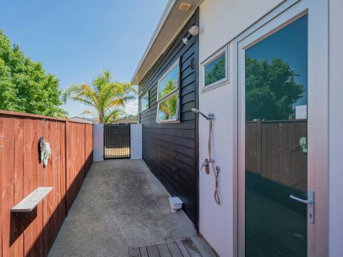 Castaway Bach - Whangamata Holiday Home
