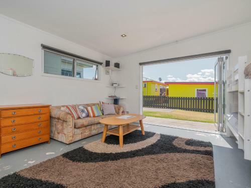 Castaway Bach - Whangamata Holiday Home